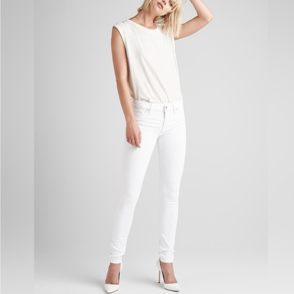 NWOT - Hudson Krista Super Skinny
Crop Jeans, White. SZ 27 🥰